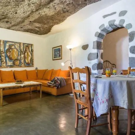 Holiday Cueva Rural El Caidero * Artenara